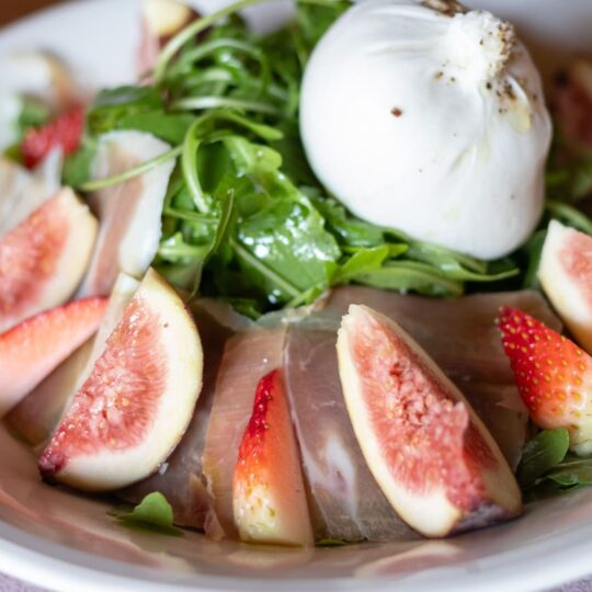 salada de figos, burrata e presunto