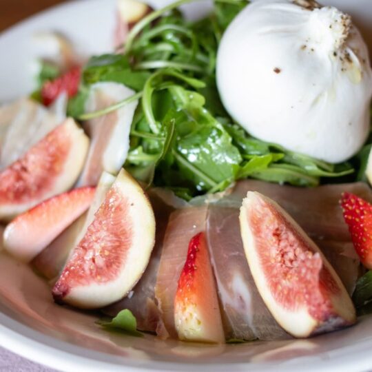 salada de figos, burrata e presunto