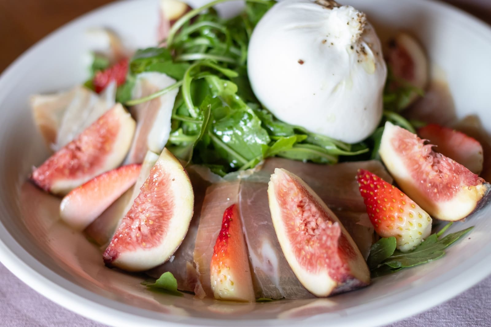 salada de figos, burrata e presunto