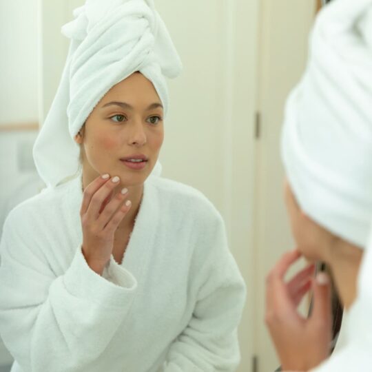 mulher adulta com acne